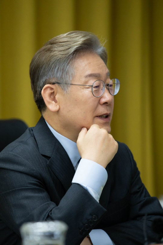 지난 7월16일 더불어민주당 대권주자인 이재명 경기지사가 온라인 2차 기자간담회에서 발언하고 있다.이재명 캠프 제공·연합뉴스